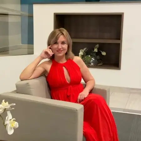Nina, 52
