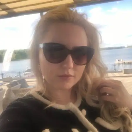 Julia, 34