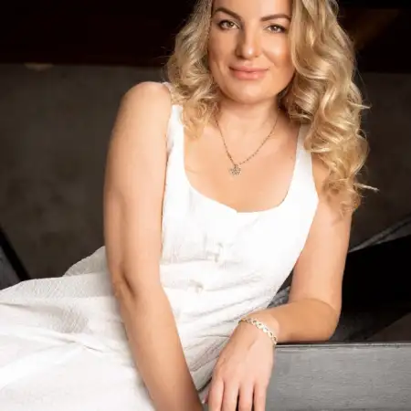Alena, 42