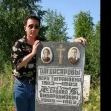 Фото Геннадий 2 Питер. Южное кладбище. Пятая яблоневая.
Родители. Умершая жена. Рядом и мое фото.