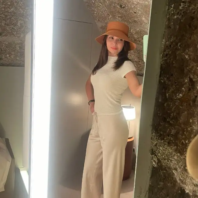 Valeria, 39